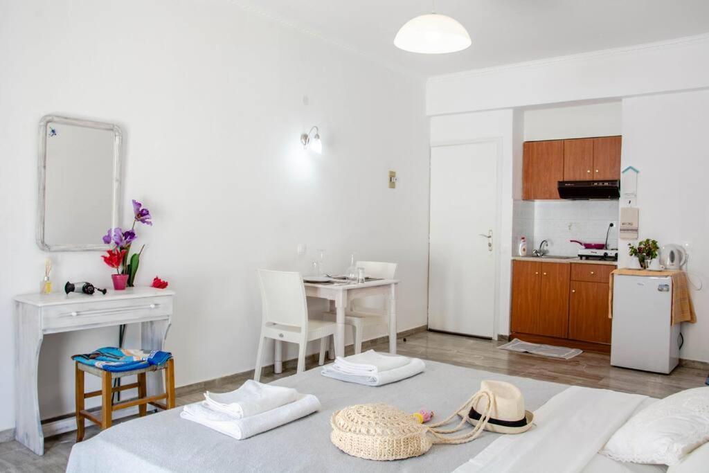 White Wave Studio 1 , 3Min Walk From Kamari Beach Exterior photo